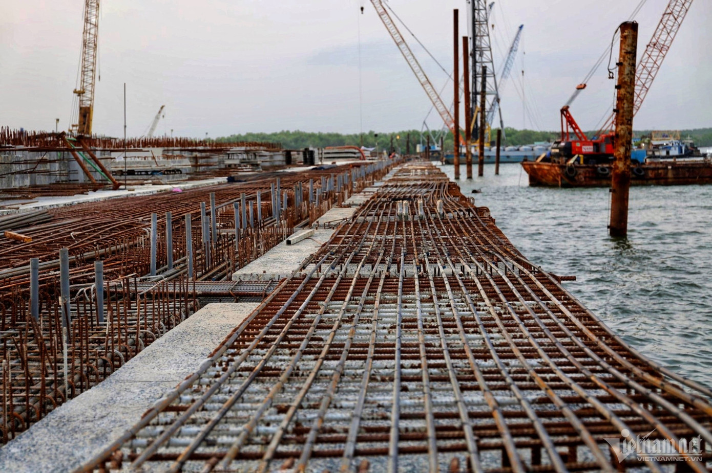 Đến nay, các hạng mục ép cọc dự án đã hoàn thành khoảng 90%. Dự kiến trong quý 2 năm 2024, cầu cảng đầu tiên của cảng Phước An sẽ được đưa vào khai thác.