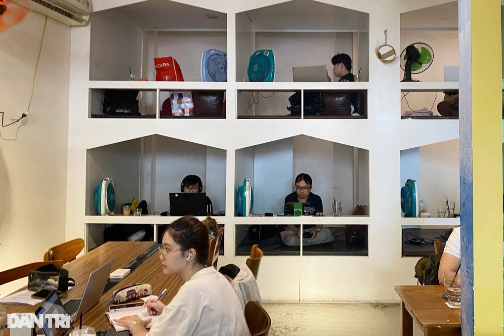 Một quán cà phê giường ngủ tại quận Gò Vấp thu hút nhiều bạn trẻ (Ảnh: Loan Tô).