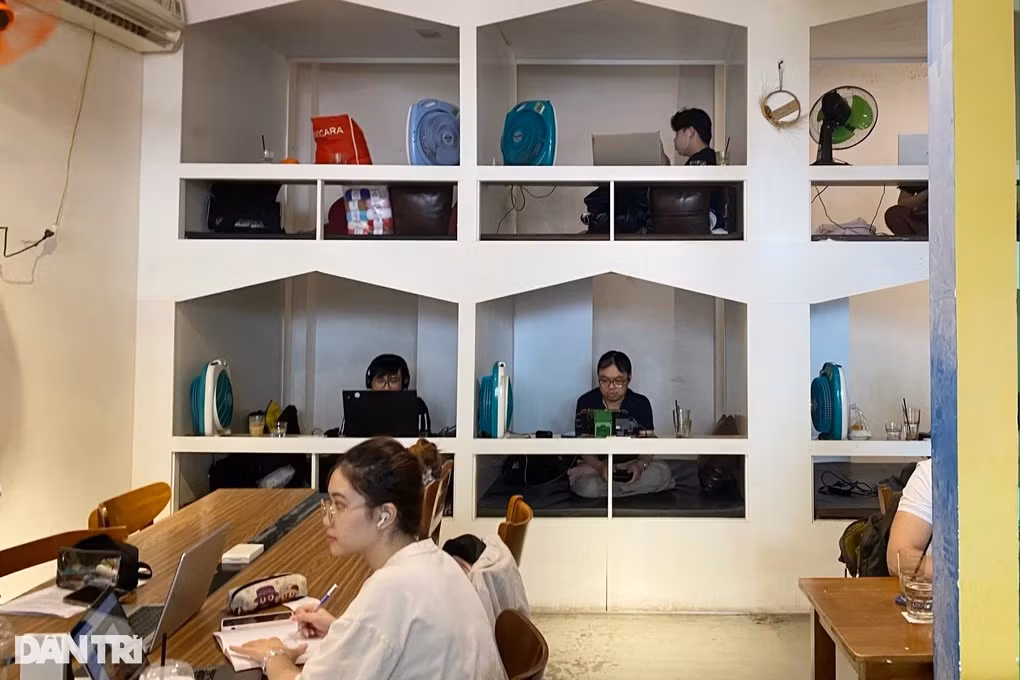Một quán cà phê giường ngủ tại quận Gò Vấp thu hút nhiều bạn trẻ (Ảnh: Loan Tô).