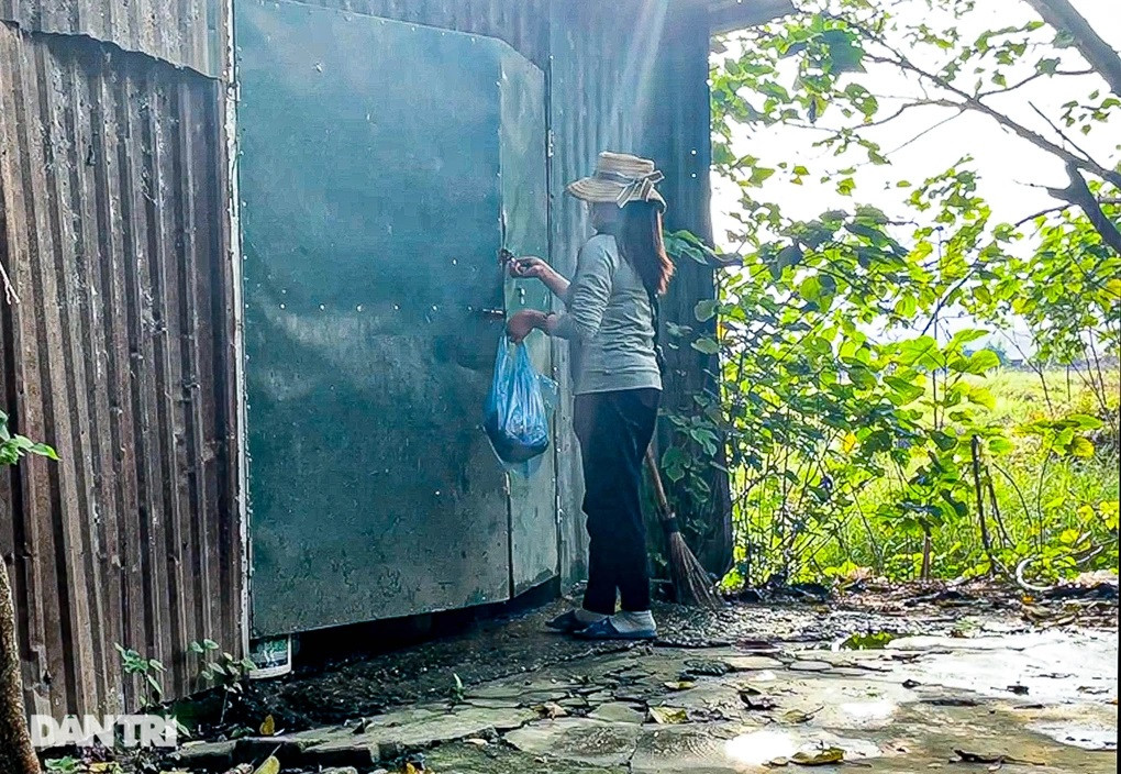 Khu nuôi nhốt gà, vịt luôn trong tình trạng cửa đóng then cài (Ảnh: Khôi Vũ).