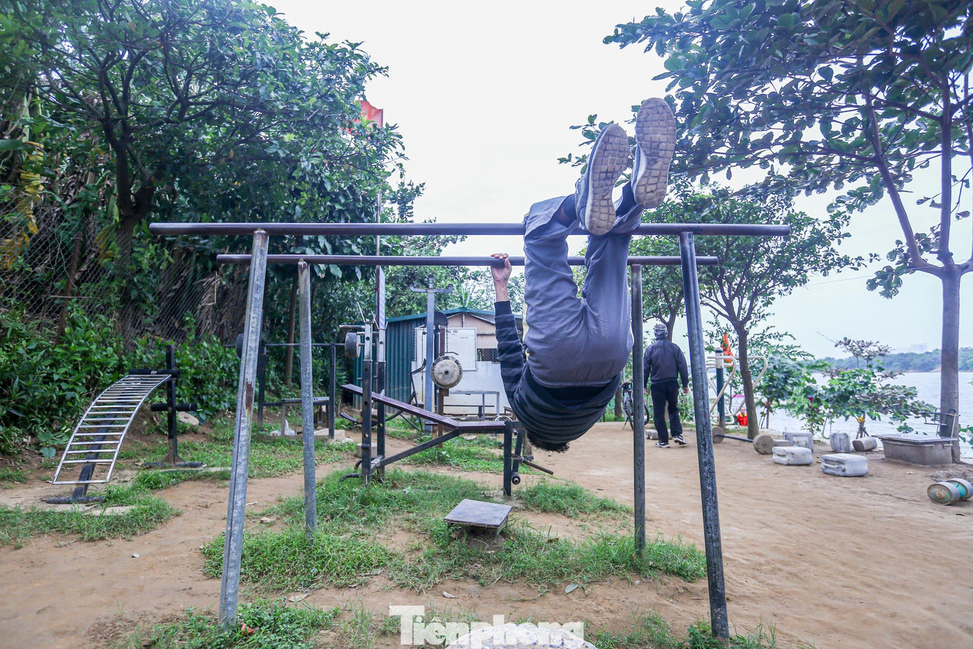 Theo dự báo thời tiết, không khí lạnh tăng cường những ngày tới, nhiệt độ tại Hà Nội còn giảm xuống dưới 10 độ, tuy nhiên những người ở đây chia sẻ sẽ vẫn duy trì hoạt động bơi lội bất chấp cái lạnh "thấu xương".