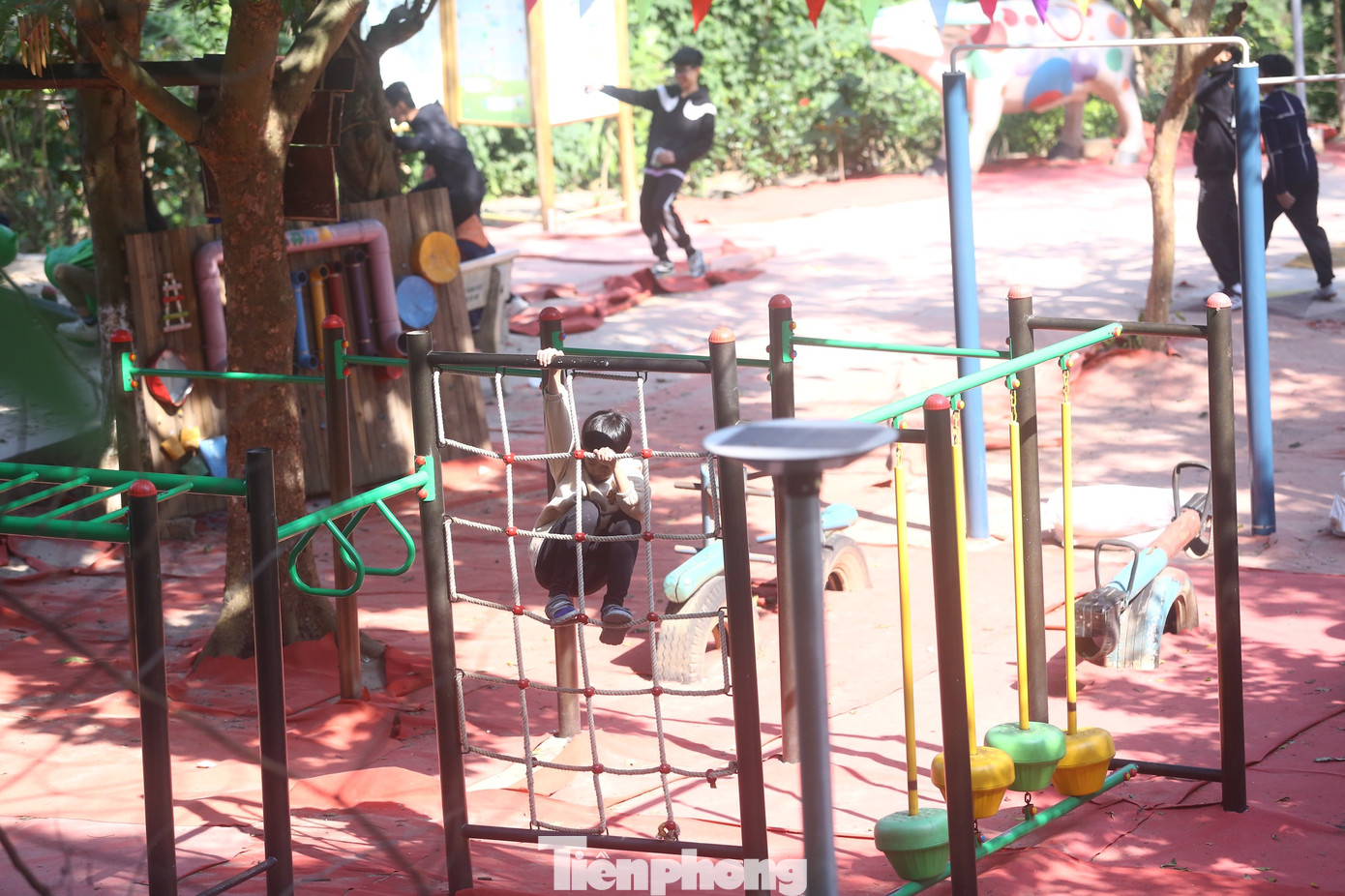 "Ngày xưa đây đúng là nơi để xả rác, phế liệu, mùi rác bốc lên nồng nặc nên không ai tới. Sau khi được góp sức của cả phường đồng lòng cải tạo thành vườn công viên thì nơi đây thành địa điểm cho trẻ con vui chơi, người lớn có thể tập thể dục mà không phải đi đâu xa", ông Phương (phường Chương Dương, quận Hoàn Kiếm) chia sẻ.