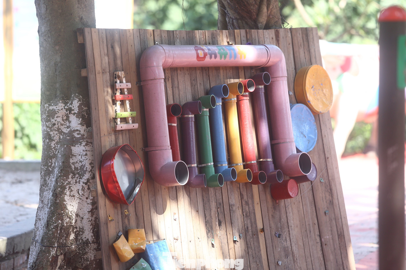 Không gian được tạo dựng từ những đồ tái chế.