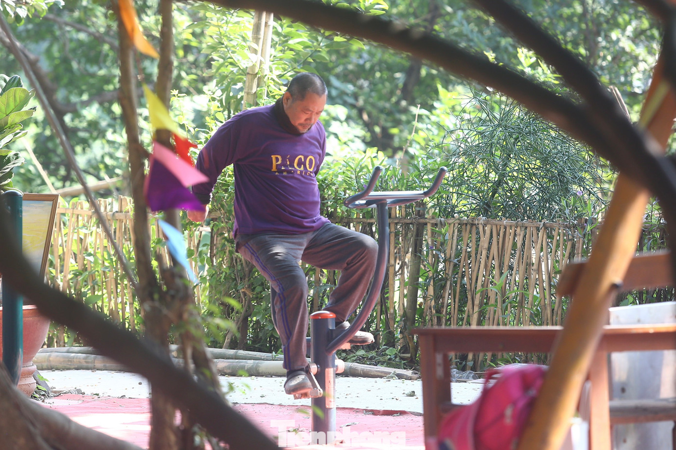 Nơi đây ngoài là sân chơi hữu ích cho trẻ em, nơi đây cũng là nơi tập thể dục cho người già.