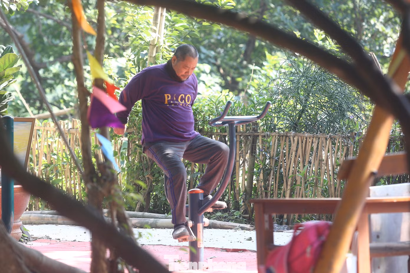 Nơi đây ngoài là sân chơi hữu ích cho trẻ em, nơi đây cũng là nơi tập thể dục cho người già.