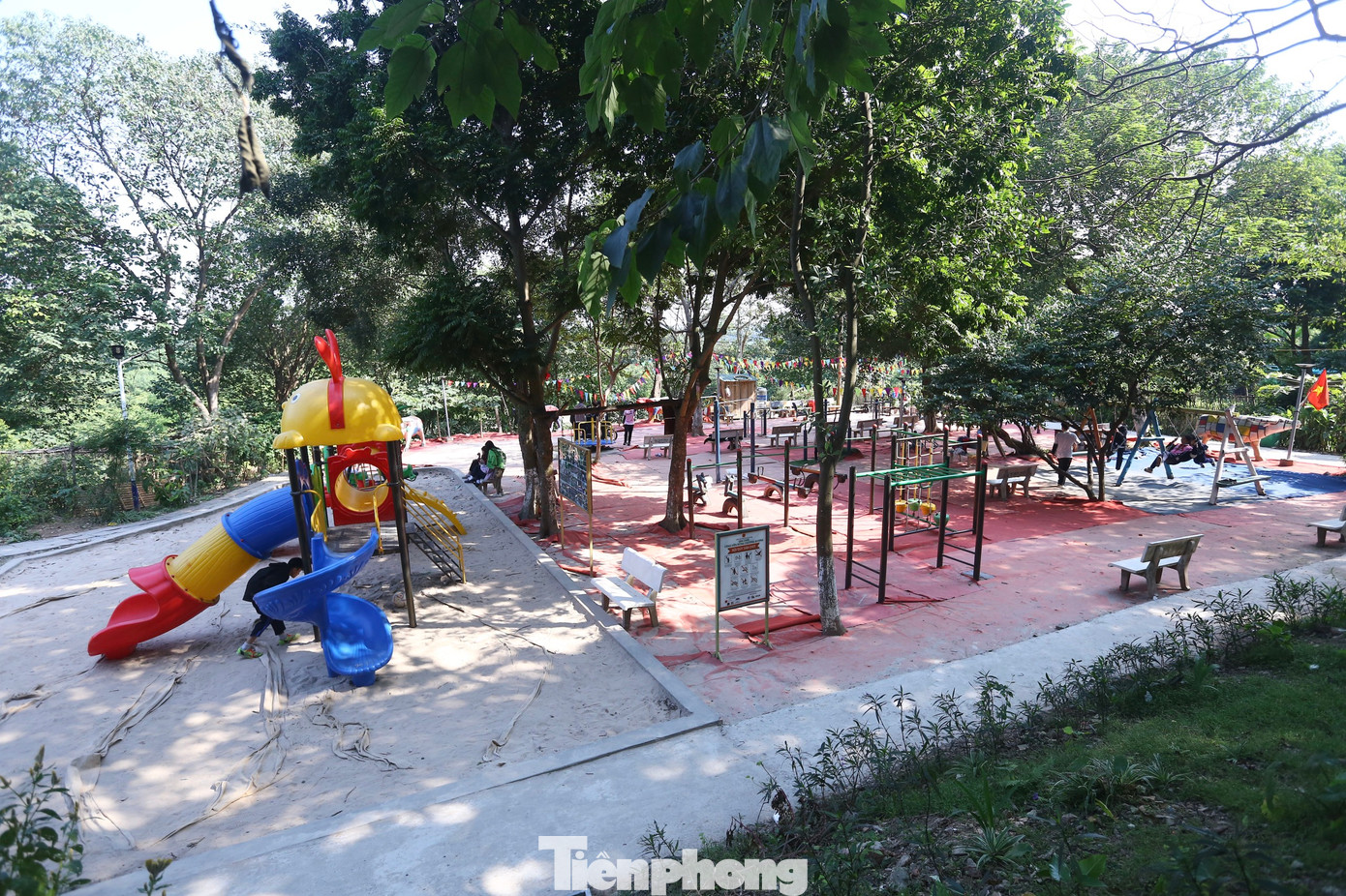 Khu vực vui chơi dành cho thiếu nhi, khu vực tập luyện đều là nền đất.