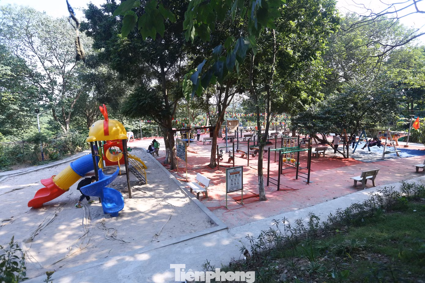 Khu vực vui chơi dành cho thiếu nhi, khu vực tập luyện đều là nền đất.