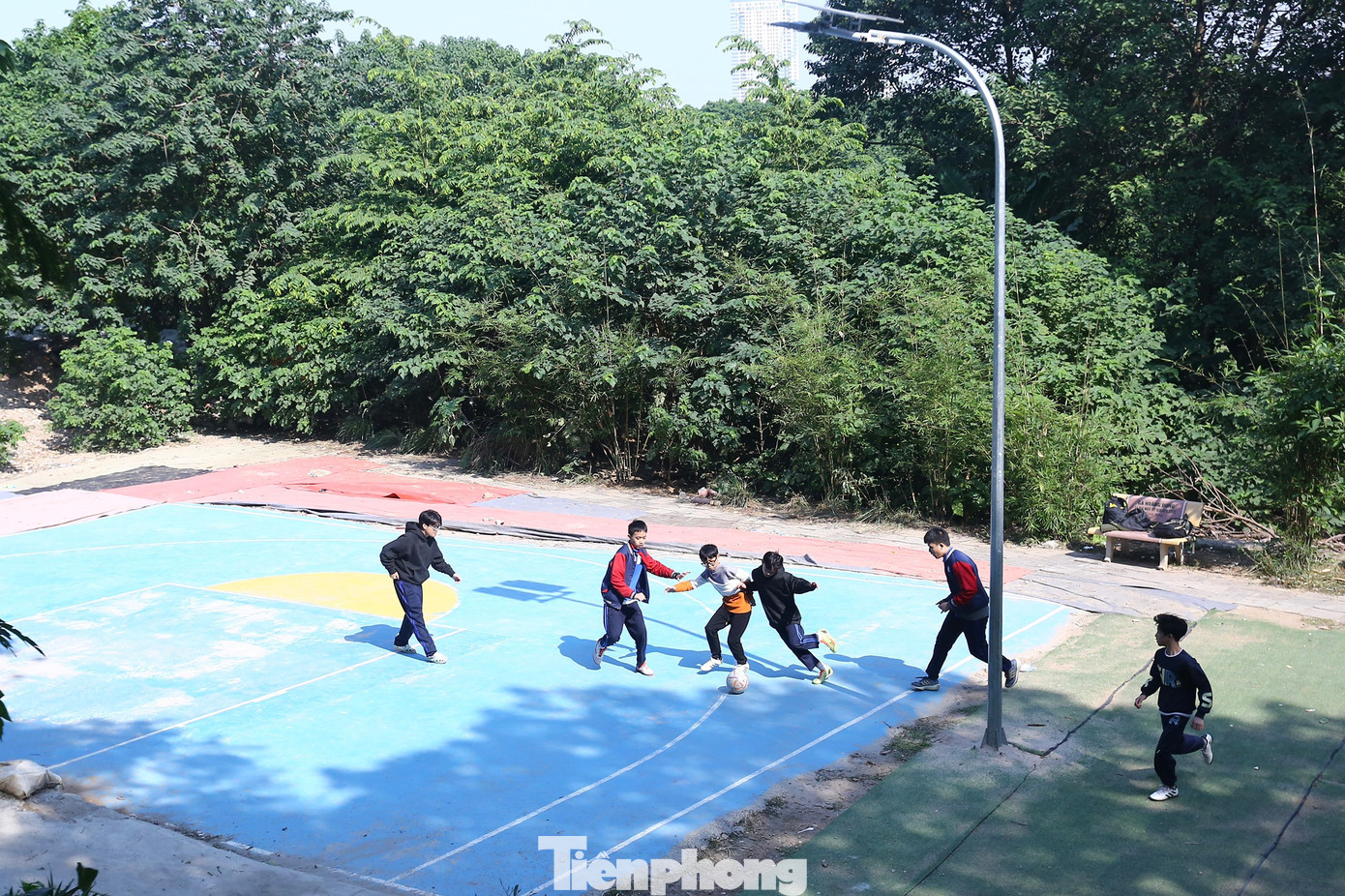 Không chỉ làm sân bóng rổ, trẻ em còn có thể tận dụng làm sân bóng đá. Ở trong nội thành không nhiều nơi có đất rộng để làm như vậy.