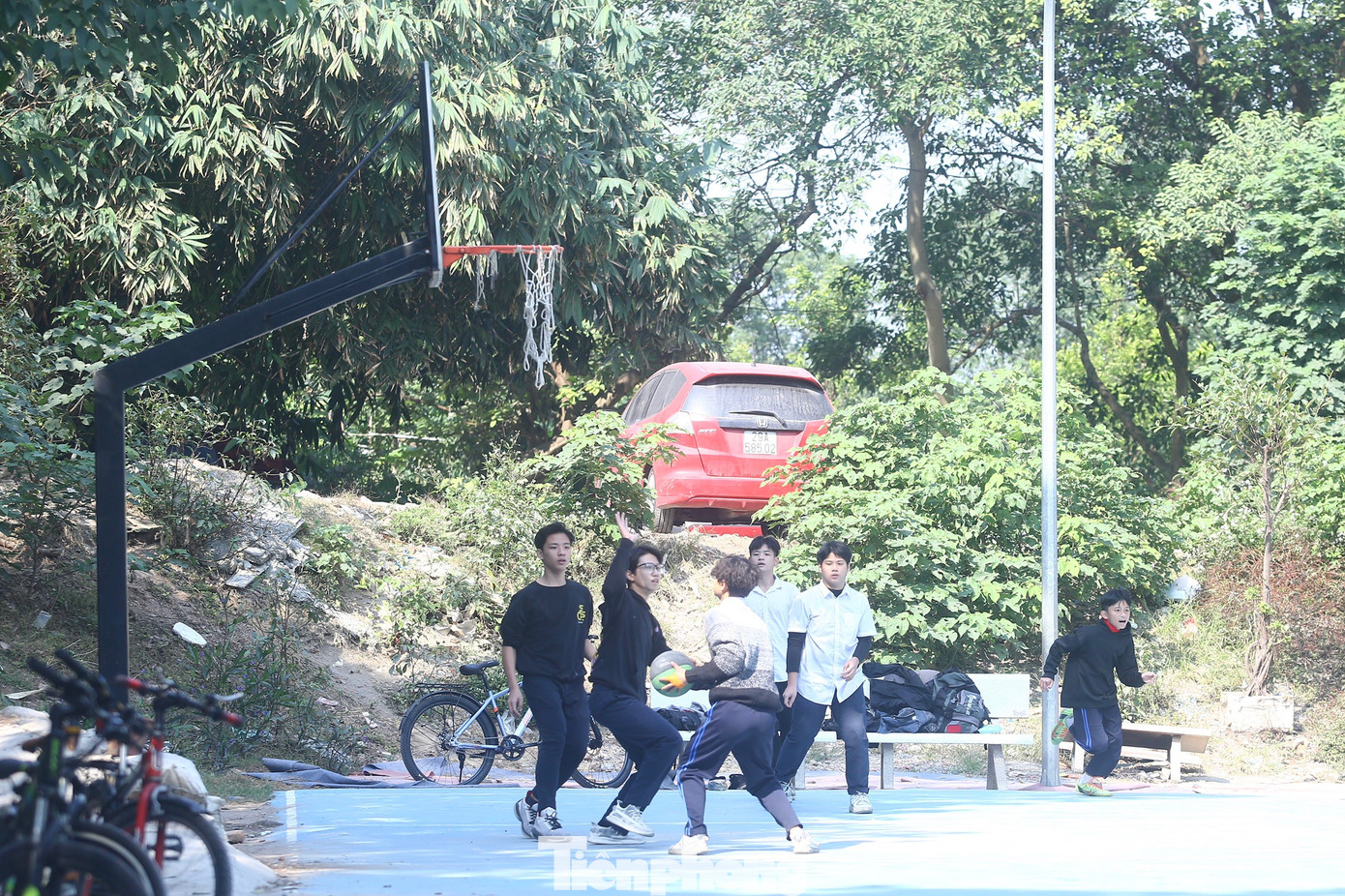 Sân bóng rổ thu hút được nhiều học sinh tới chơi sau giờ học, những ngày cuối tuần.