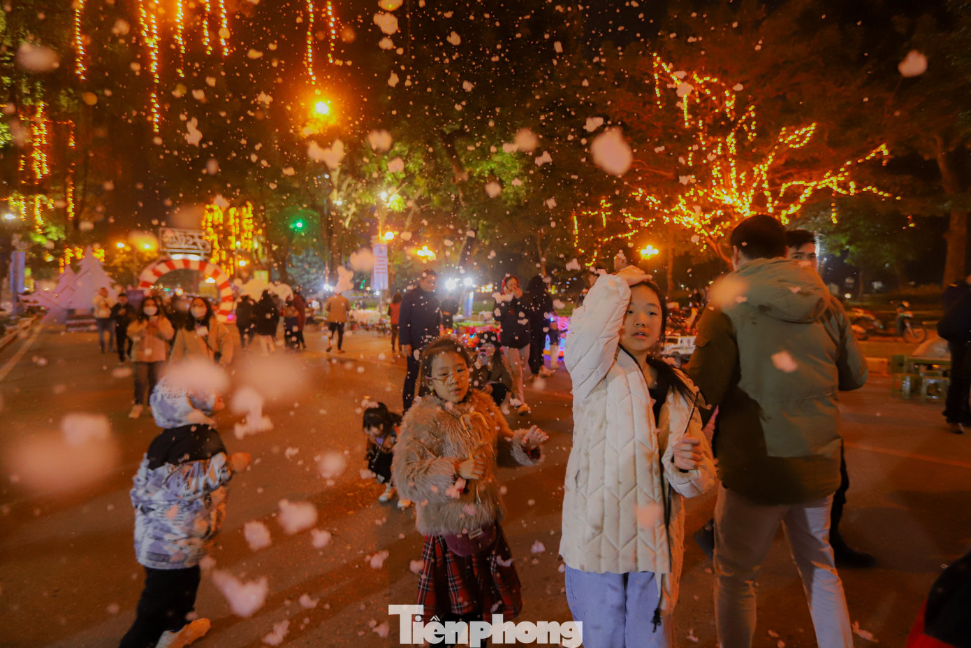 Tuyết rơi tạo nên khung cảnh thơ mộng như trời Âu khiến mọi người trở nên thích thú.