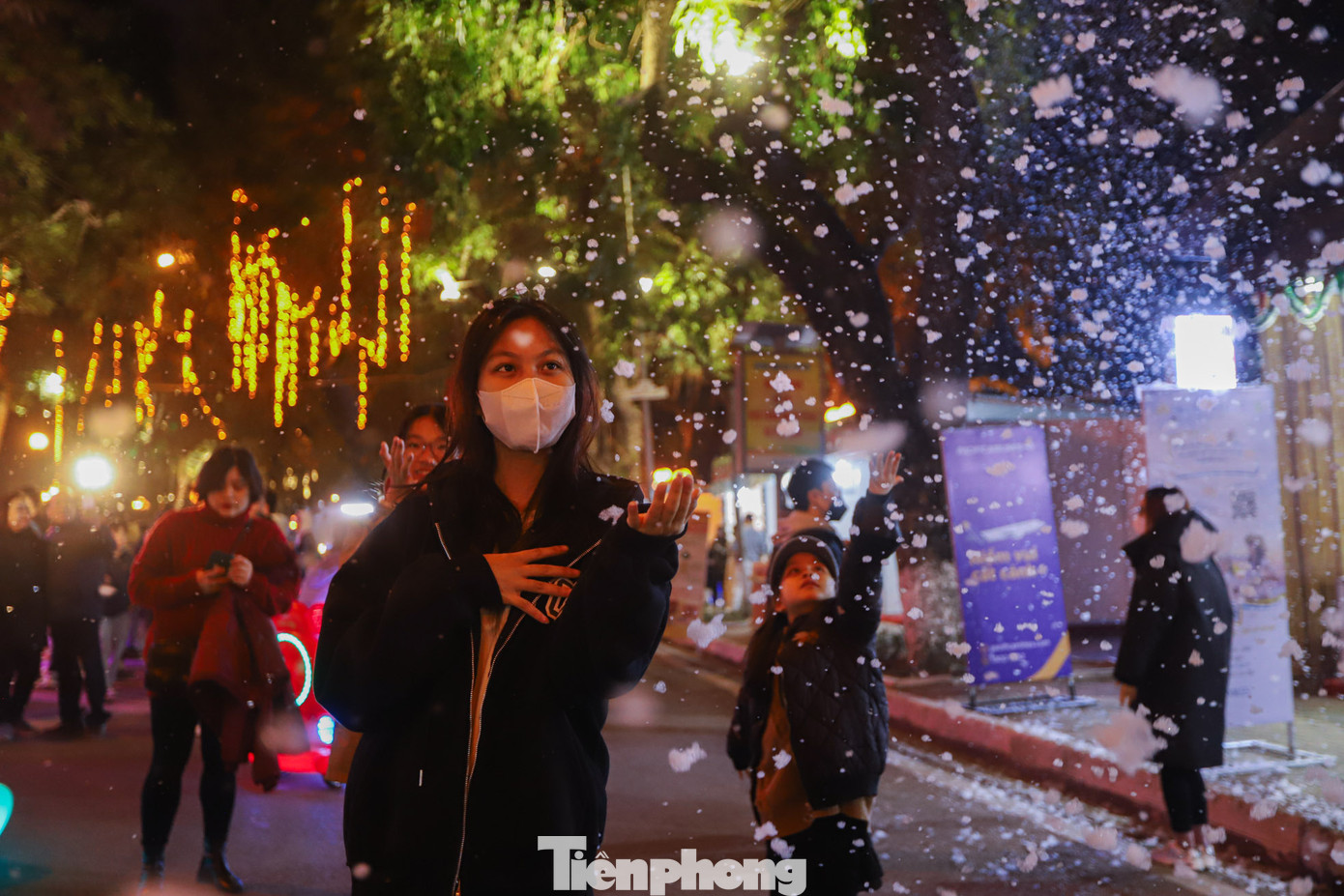 Thời tiết lạnh kết hợp với tuyết nhân tạo mang cảm giác thú vị cho người dân Thủ đô trong dịp Giáng sinh năm nay.