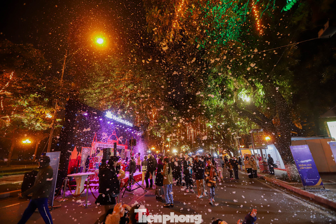 Ghi nhận của PV, có hàng trăm người dân và du khách đến phố đi bộ hồ Thiền Quang (Hai Bà Trưng, Hà Nội) trong dịp Giáng sinh năm nay để ngắm tuyết rơi trắng xóa bầu trời.