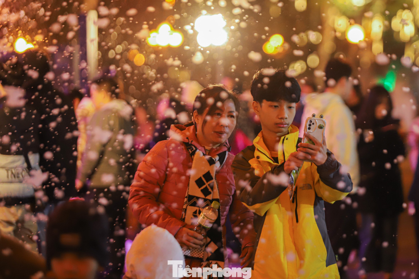 Lưu giữ khoảnh khắc với màn tuyết rơi trắng xóa này.