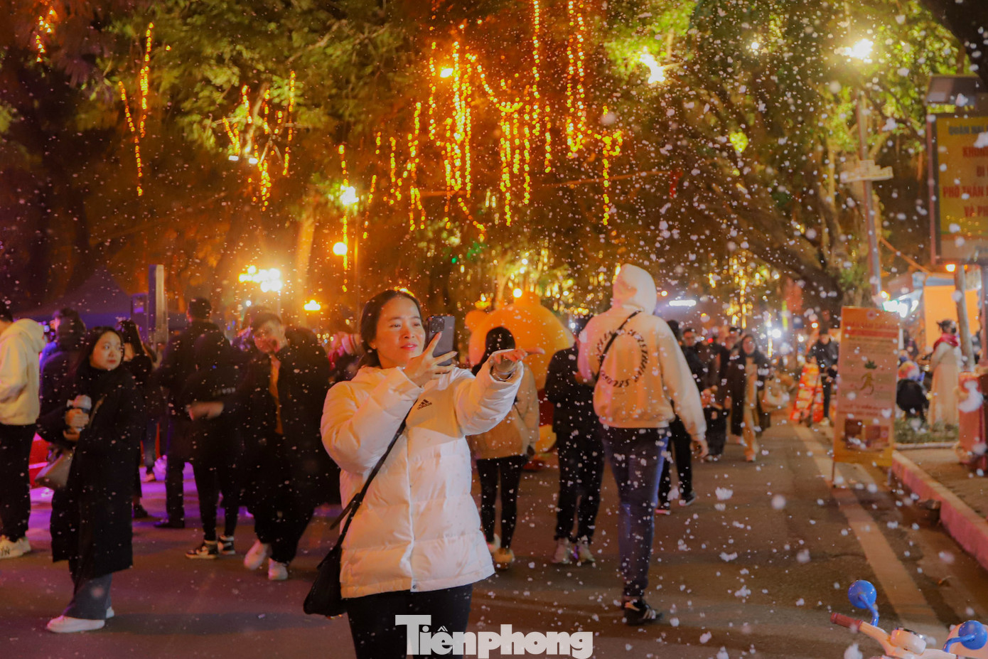 Người dân hào hứng với màn tuyết rơi nhân tạo này.