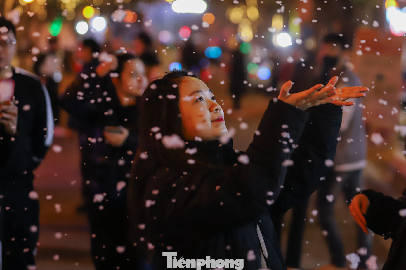 Người dân thưởng thức màn tuyết rơi ngay tại phố đi bộ.