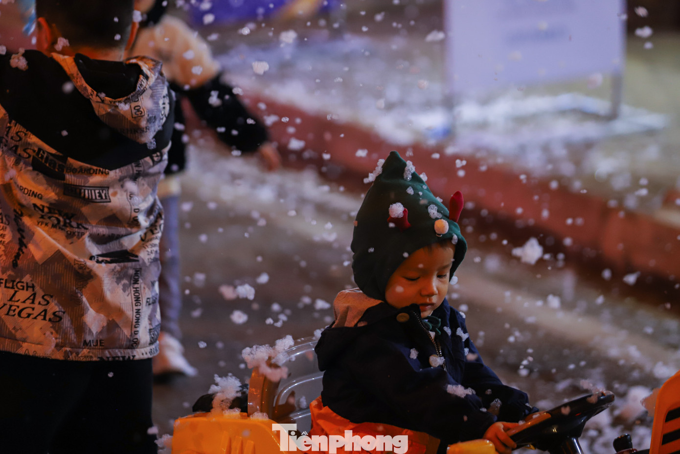 Trẻ em thích thú với những bông tuyết rơi thành từng chùm nhỏ này.