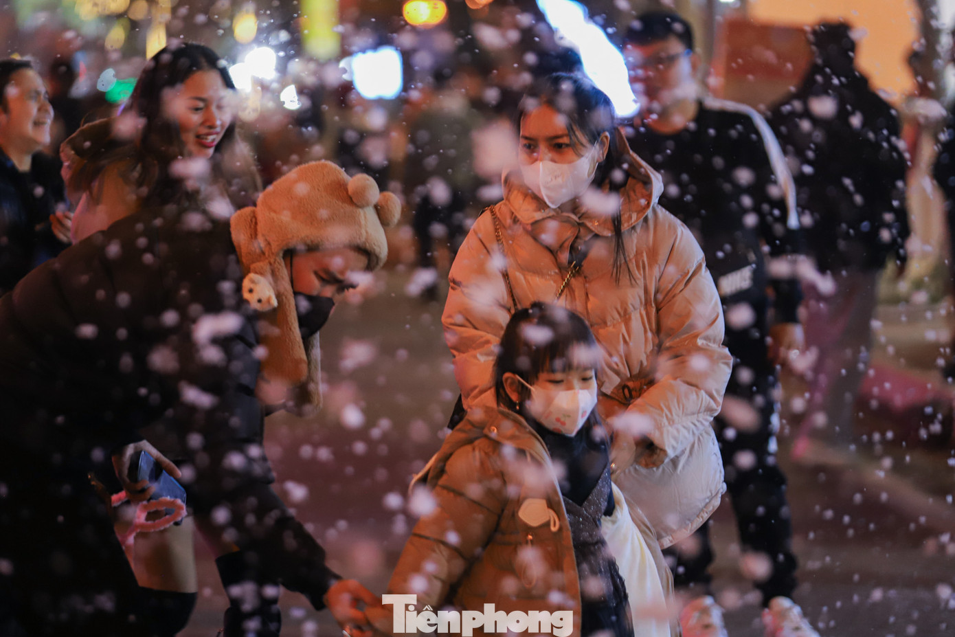 Tuyết rơi trắng xóa phố đi bộ là điểm độc đáo mới trong mùa Giáng sinh năm nay ở Hà Nội.