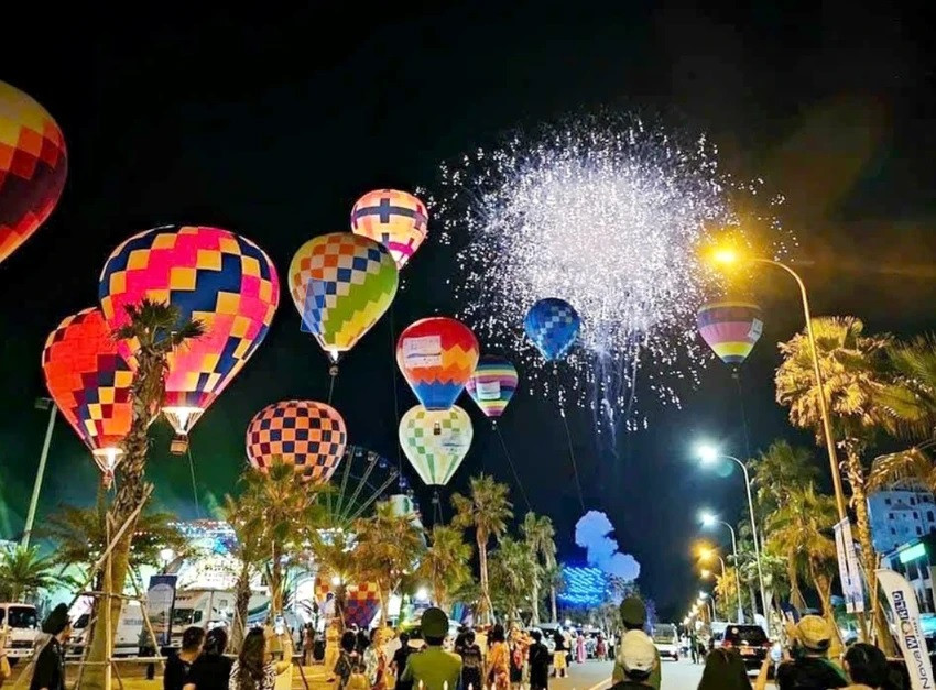 Bắn pháo hoa tại Lễ khai mạc Năm Du lịch quốc gia 2023, Bình Thuận-Hội tụ xanh. Bắn pháo hoa tại Lễ khai mạc Năm Du lịch quốc gia 2023, Bình Thuận-Hội tụ xanh.