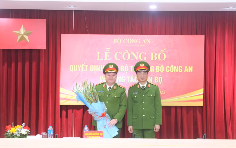 Thứ trưởng Nguyễn Duy Ngọc tặng hoa chúc mừng Thiếu tướng Nguyễn Quốc Hùng. Thứ trưởng Nguyễn Duy Ngọc tặng hoa chúc mừng Thiếu tướng Nguyễn Quốc Hùng.