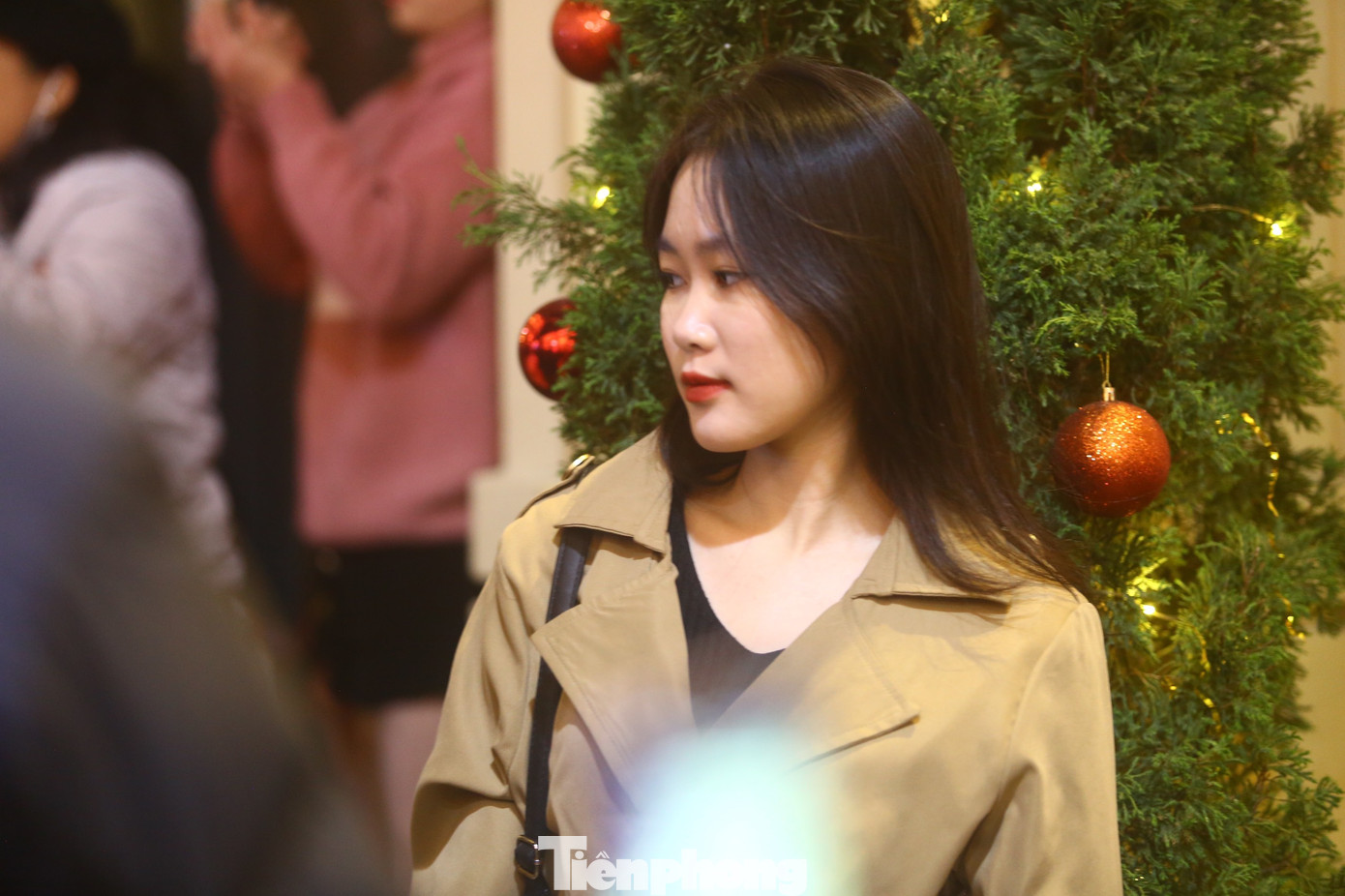 Nhiều bạn nữ xinh đẹp khoe sắc bên cây thông Noel.