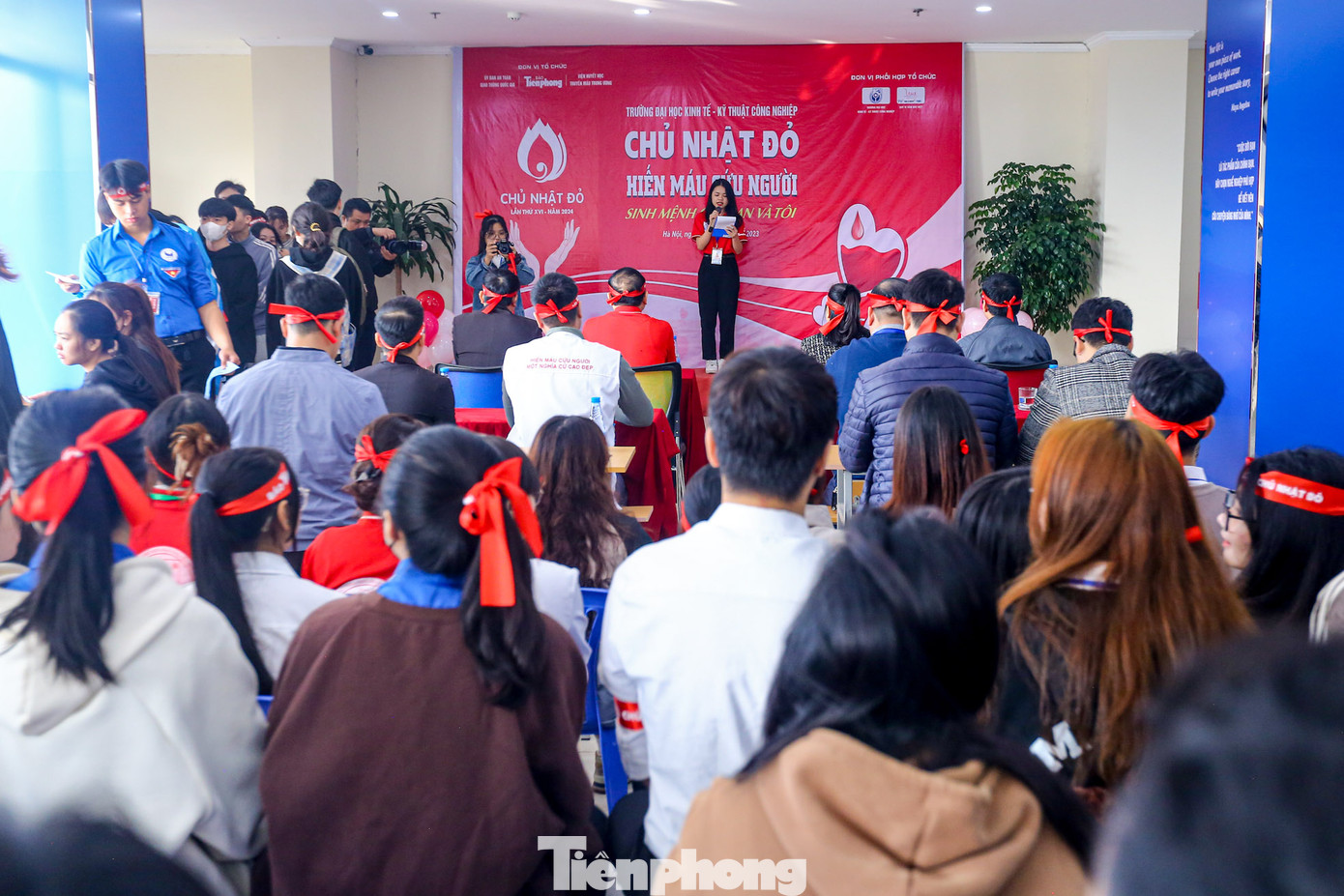 Sáng 7/12, hàng trăm giảng viên, sinh viên Trường Đại học Kinh tế - Kỹ thuật Công nghiệp (Hà Nội) tham gia chương trình tình nguyện Chủ nhật Đỏ lần thứ XVI năm 2024 với chủ đề "Hiến máu cứu người - Sinh mệnh của bạn và tôi".