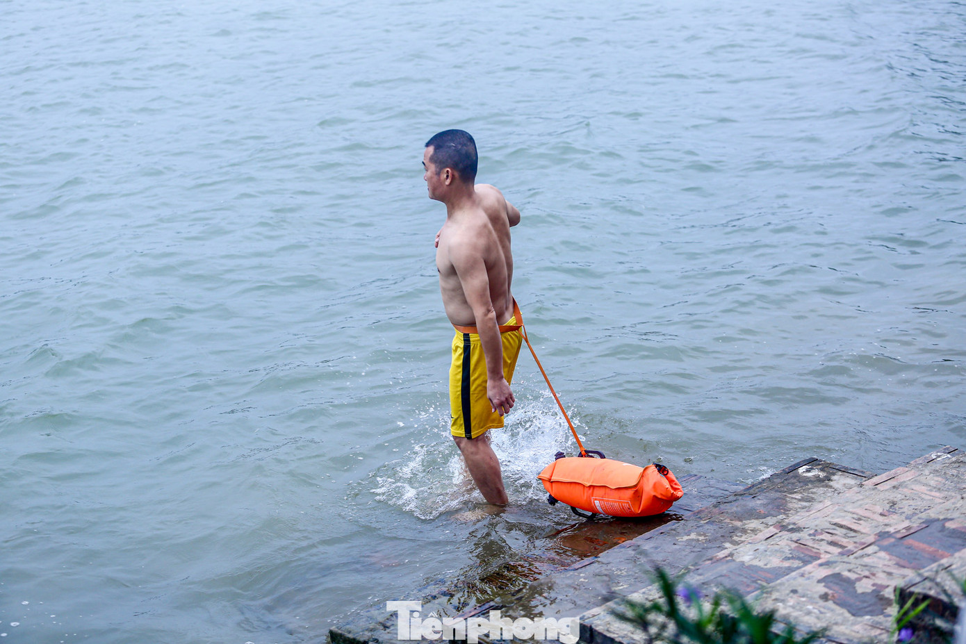 Do nước sâu nên những người tắm ở đây đều chuẩn bị phao cứu sinh quấn bên người.