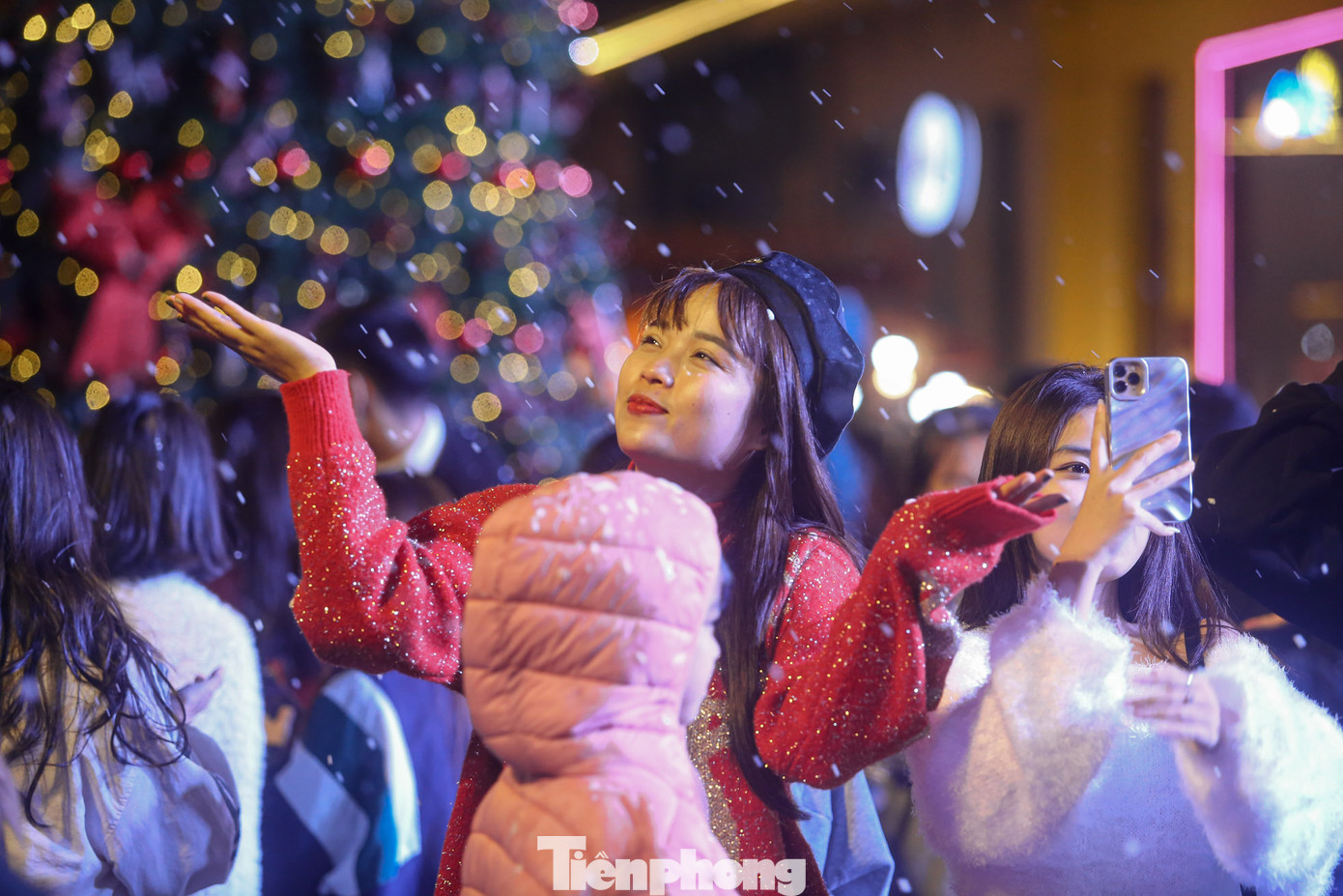 Lưu giữ khoảnh khắc tuyết rơi như đang ở trời Âu.