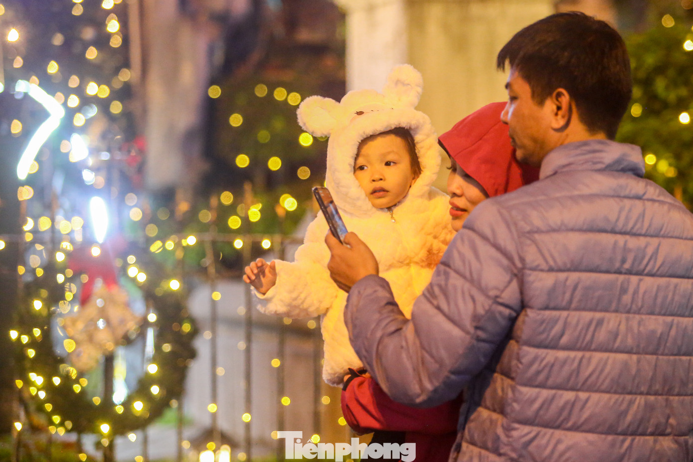 Trẻ nhỏ được gia đình mặc ấm, đưa lên đây đón Giáng sinh sớm.