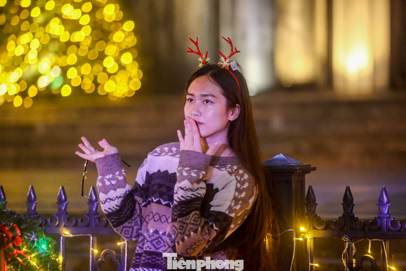 Được biết, công tác trang trí Nhà thờ Lớn được thực hiện từ đầu tháng 12. Cây thông Noel lớn được dựng ngay trước cửa Nhà thờ Lớn Hà Nội đi kèm với tiểu cảnh hang đá mô phỏng quá trình ra đời của Chúa hài đồng.