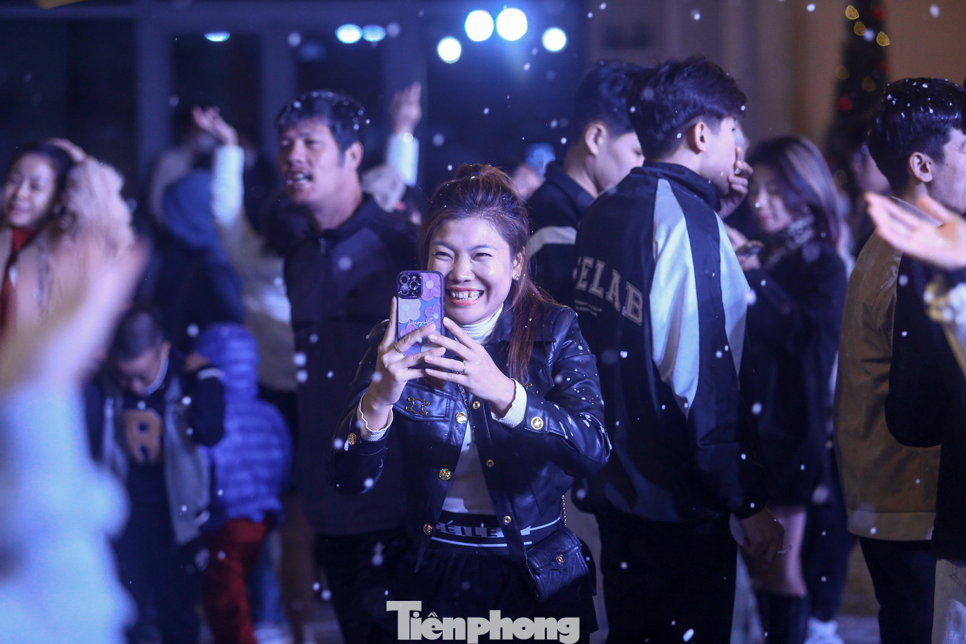 Người dân hào hứng với màn tuyết rơi nhân tạo này.