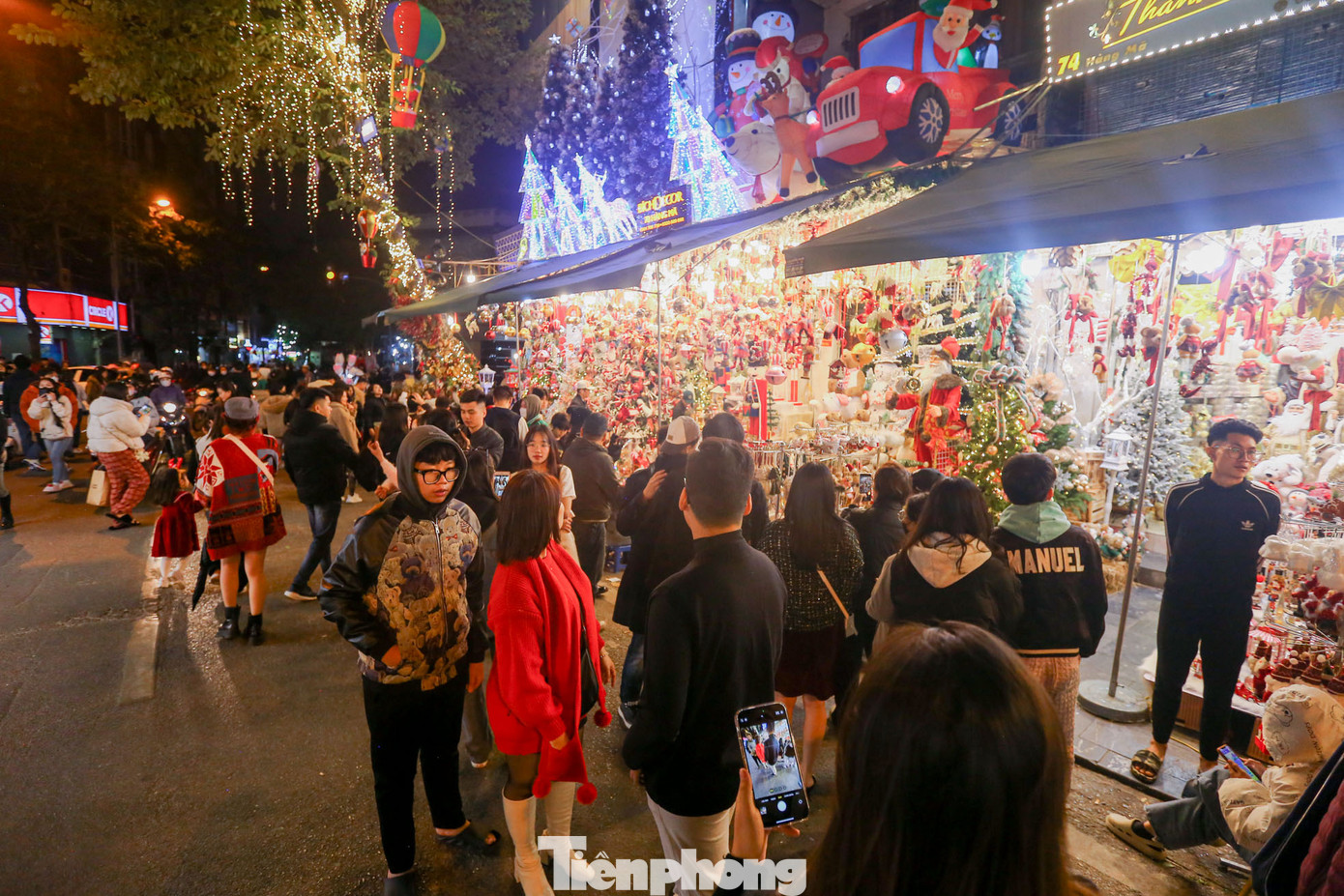Càng về đêm, trời càng lạnh, tuy nhiên phố Hàng Mã lại càng nhộn nhịp người đón Giáng sinh sớm.