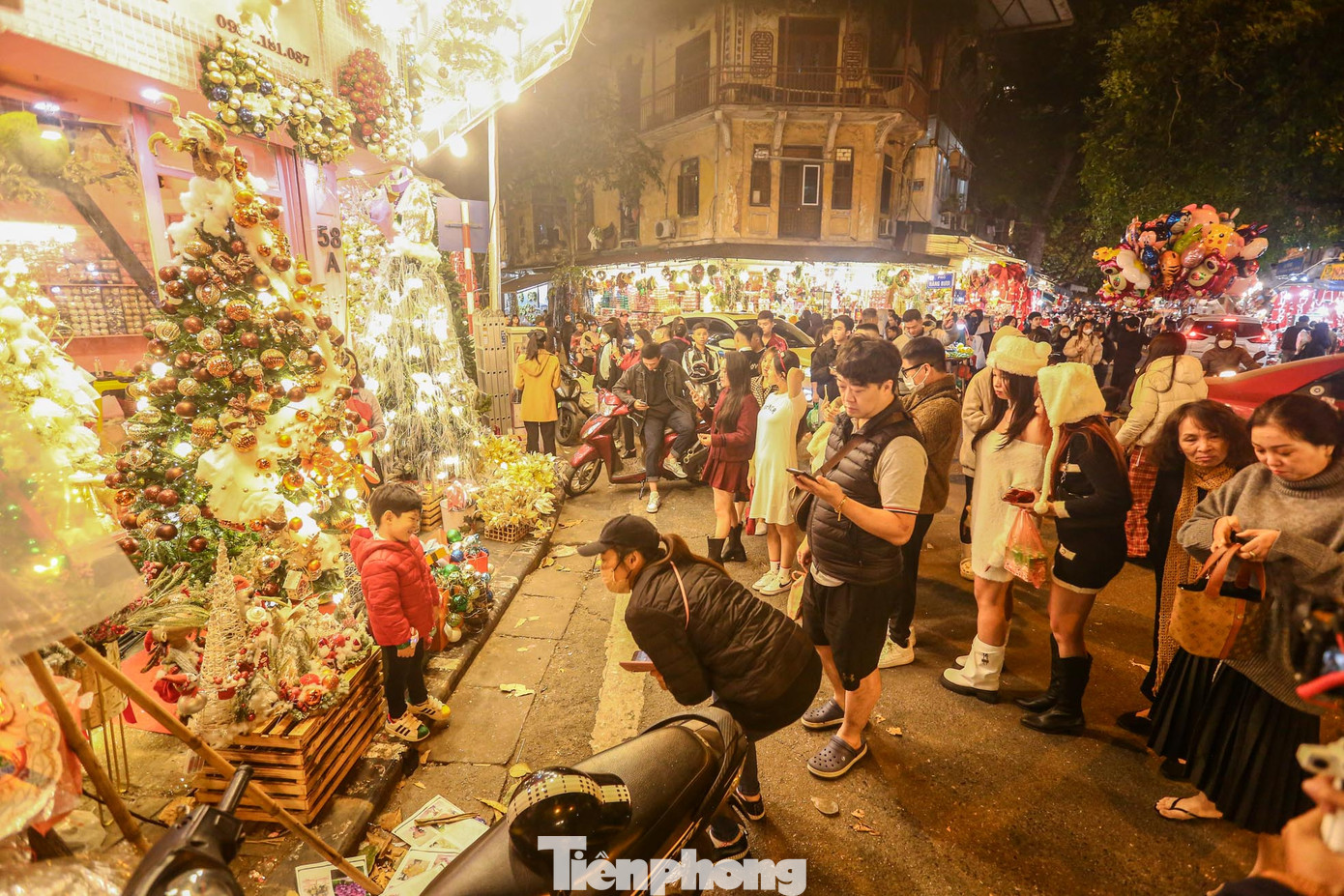 Các quầy hàng được trang trí rực rỡ với cây thông Noel thu hút người dân đến chụp ảnh.