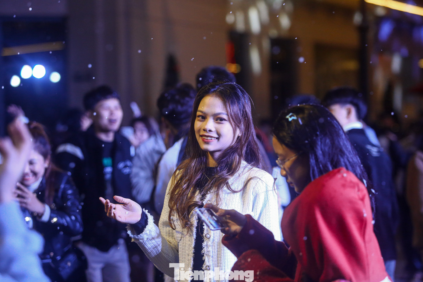 Cây thông Noel cao khoảng 3-4m cùng với máy phun tuyết đã thu hút được người dân du khách đến đây đón Giáng sinh sớm.