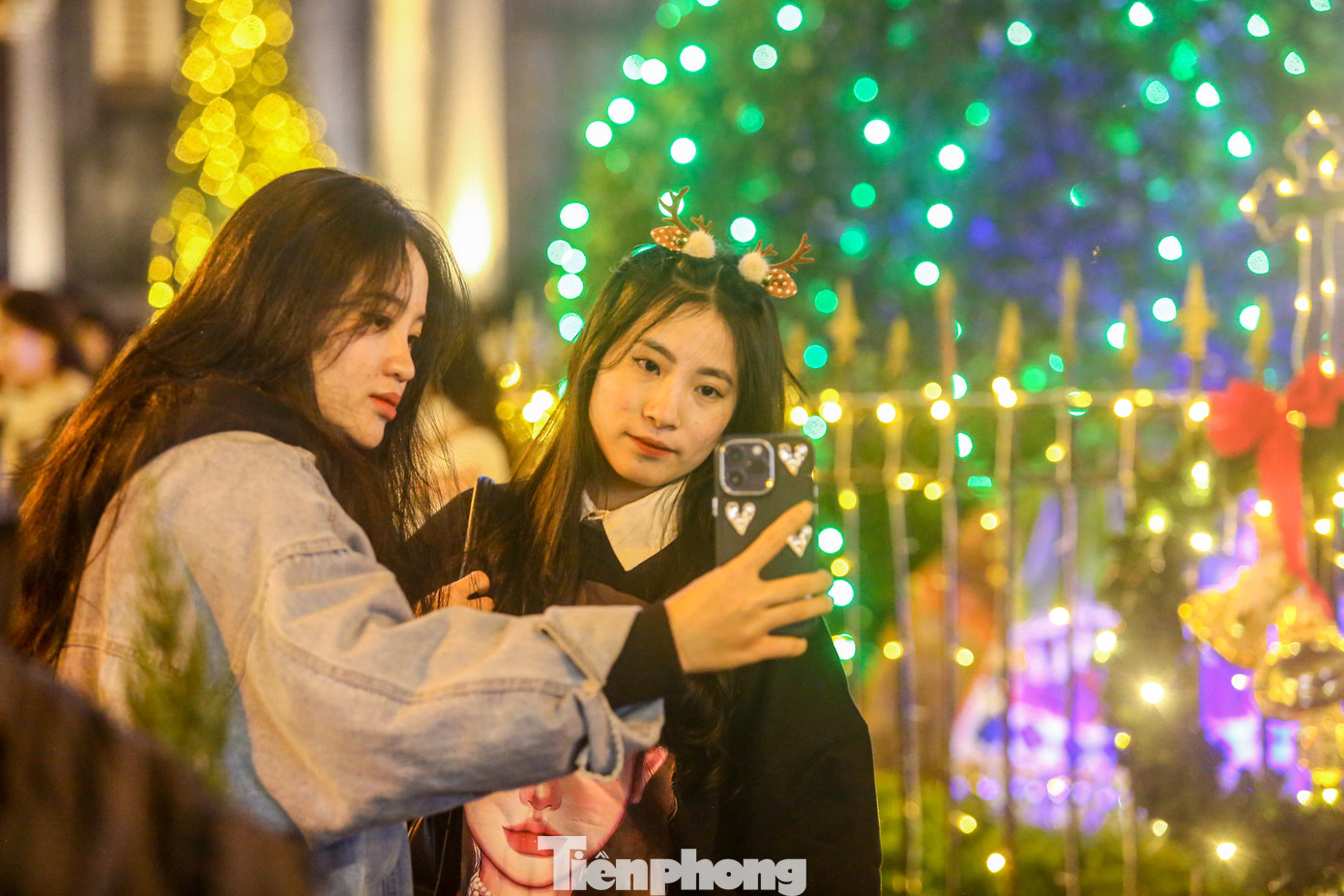 Trong những ngày gần đây, khu vực cây thông tại Nhà thờ Lớn lúc nào cũng đông đúc người đứng chụp ảnh, tham quan. Trong những ngày gần đây, khu vực cây thông tại Nhà thờ Lớn lúc nào cũng đông đúc người đứng chụp ảnh, tham quan.