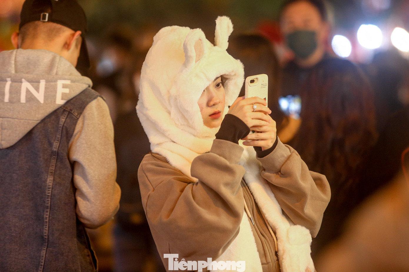 Nhiều người đón Giáng sinh sớm với những trang phục kín mít trong tiết trời lạnh giá.