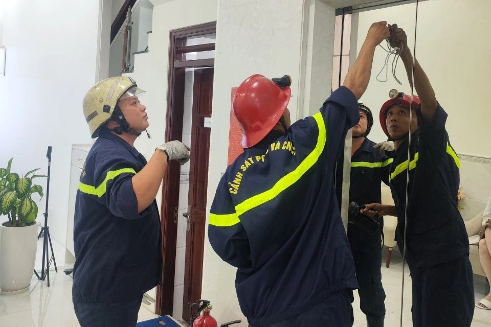 Cảnh sát tiếp cận hiện trường giải cứu nạn nhân (Ảnh: Ngọc Nam). Cảnh sát tiếp cận hiện trường giải cứu nạn nhân (Ảnh: Ngọc Nam).