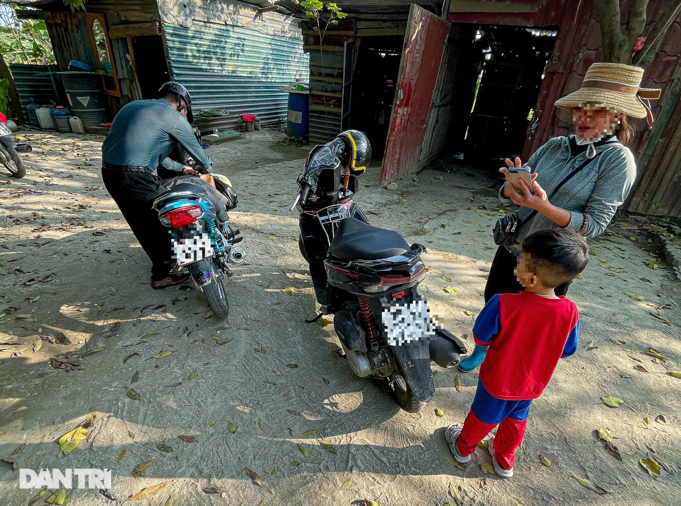 Tiểu thương mời chào khách ăn các loại chim trời hoang dã do dân bẫy được (Ảnh: Khôi Vũ).