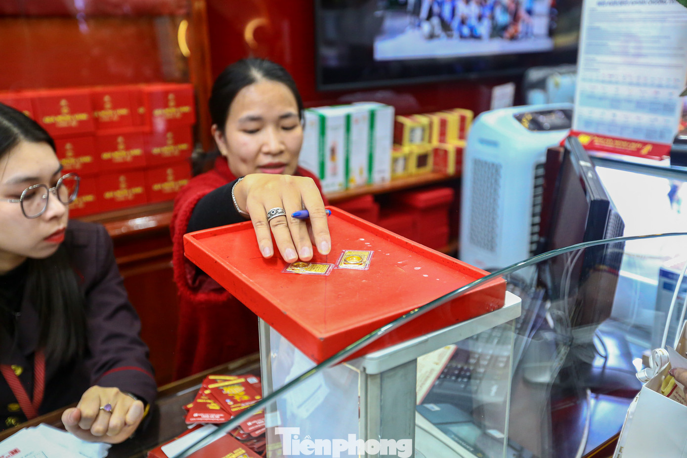 Vàng nhẫn, vàng miếng là mặt hàng chiếm phần lớn các giao dịch.