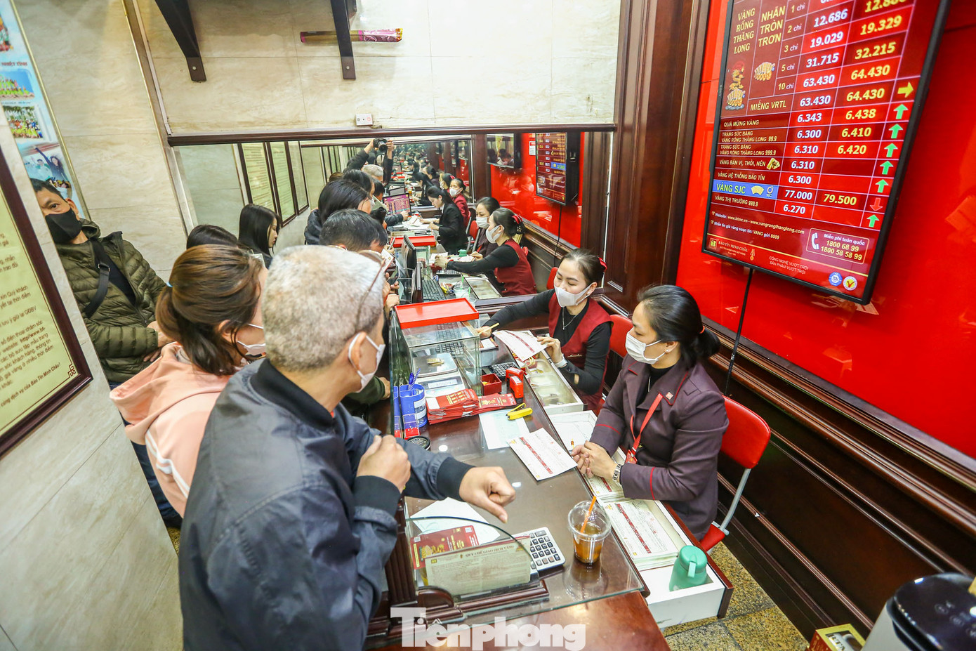 Nhiều dự báo trước sự tăng giá của giá vàng thế giới, giá vàng SJC trong nước được dự báo có thể vượt mốc 80 triệu đồng/lượng còn vàng nhẫn vượt 70 triệu đồng/lượng.