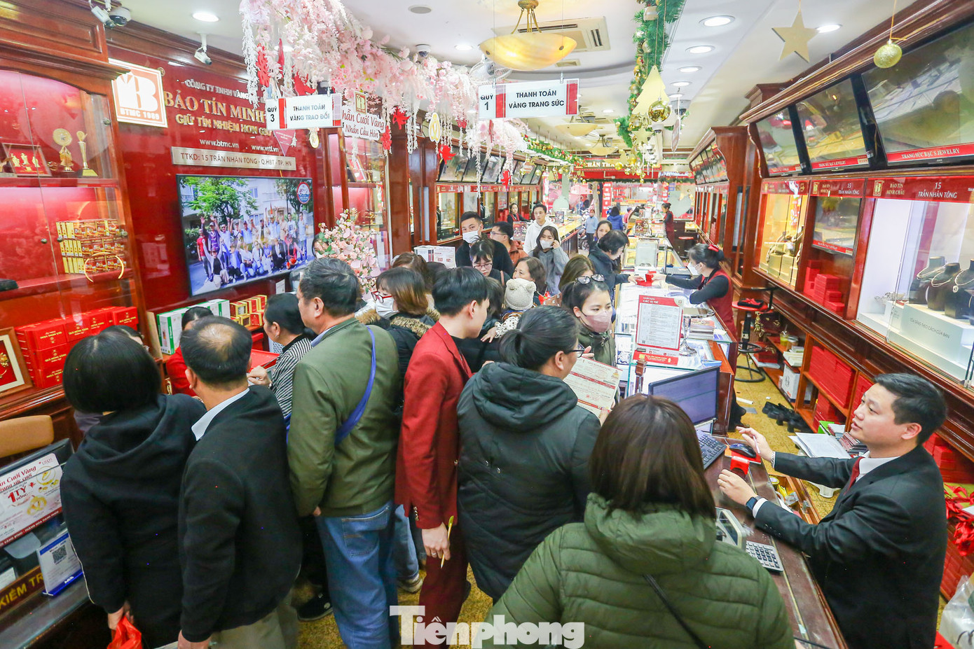 Người dân đổ xô đi mua bán vàng ngày 26/12 (ảnh: Duy Phạm).