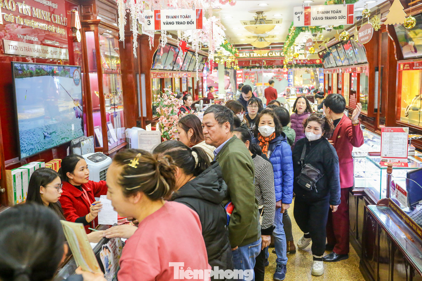 Để có thể giao dịch, người dân phải xếp hàng chờ 30-45 phút mới đến lượt.