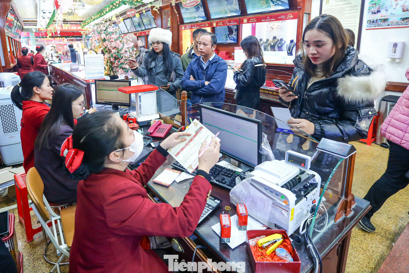 Các chuyên gia cho rằng vàng trong nước vẫn đang trong xu hướng tăng từ nay đến cuối năm vì vàng vẫn là một kênh trú ẩn an toàn.