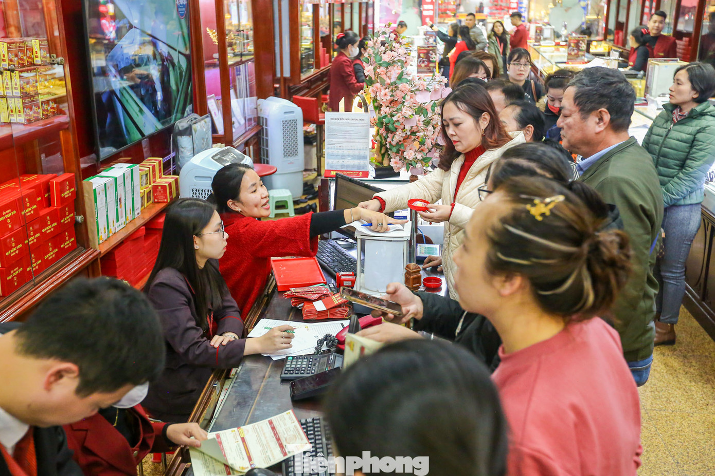 Hoạt động mua bán vàng diễn ra sôi nổi.
