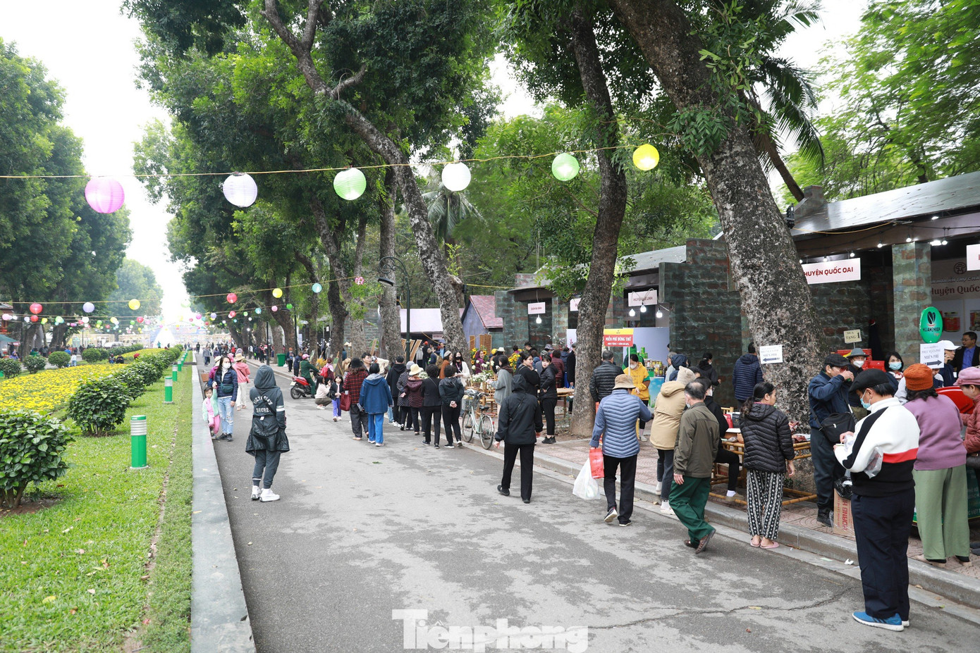 Dù thời tiết ngày cuối tuần khá lạnh kèm mưa, tuy nhiên Lễ hội Văn hóa Ẩm thực Hà Nội 2023 vẫn thu hút được rất đông người dân và du khách đến trải nghiệm tại Công viên Thống Nhất.