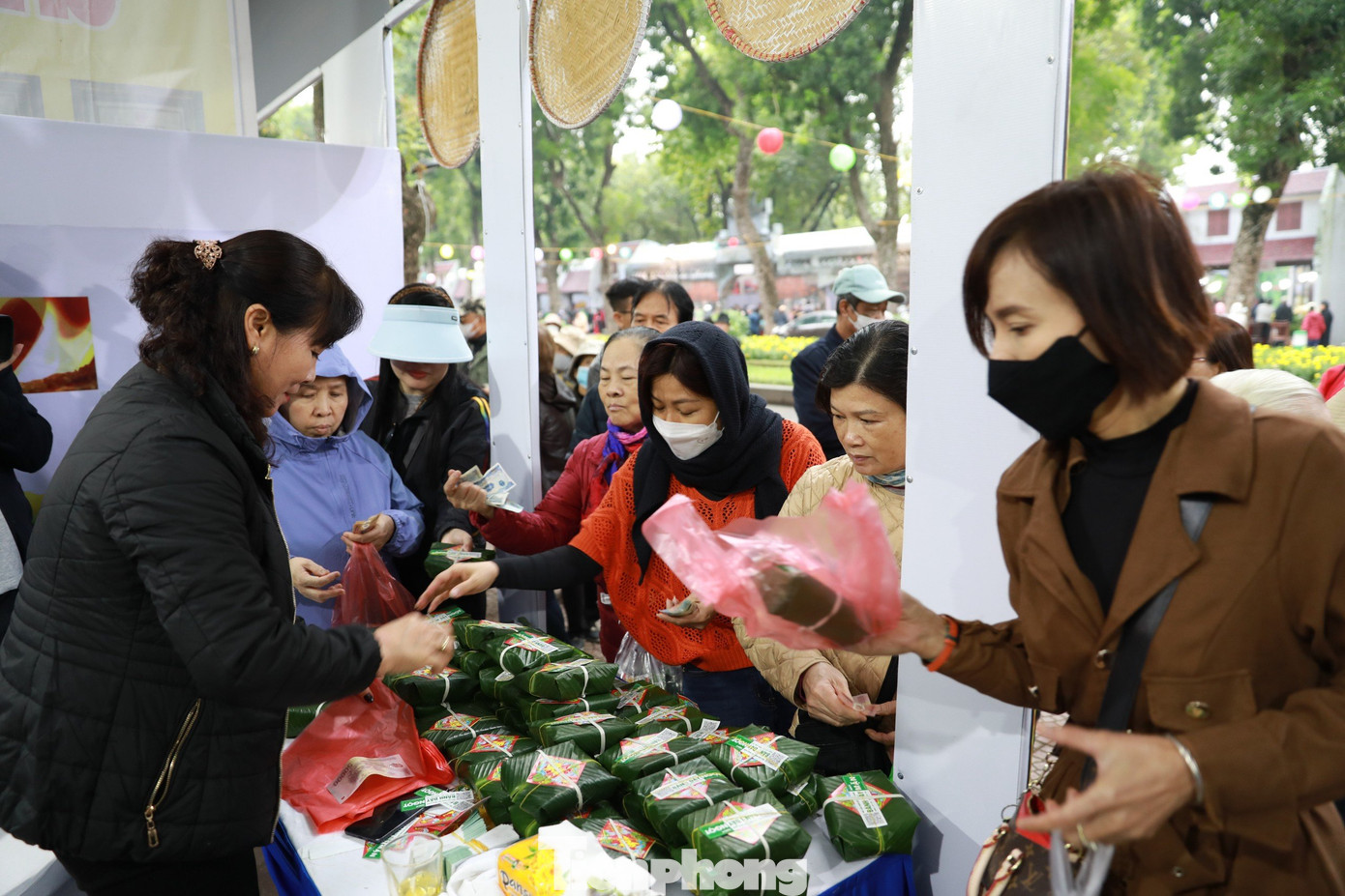Gian hàng bánh dày Quán Gánh (xã Nhị Khê, huyện Thường Tín) luôn chật cứng khách chọn mua trong những ngày diễn ra lễ hội.