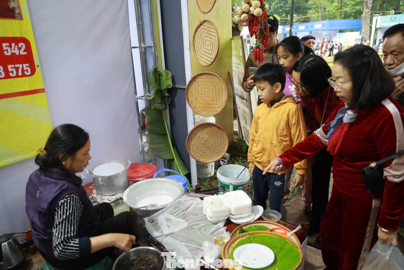 Gian hàng bánh cuốn Thanh Trì truyền thống được giới thiệu với người dân và du khách tại lễ hội.