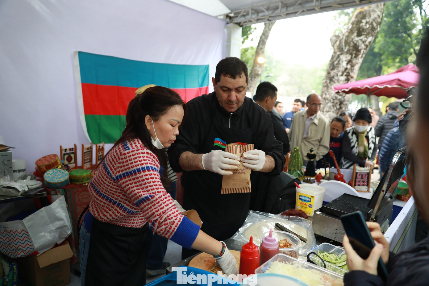 Các gian hàng quốc tế hút khách du lịch với những món ăn lạ mắt, độc đáo.