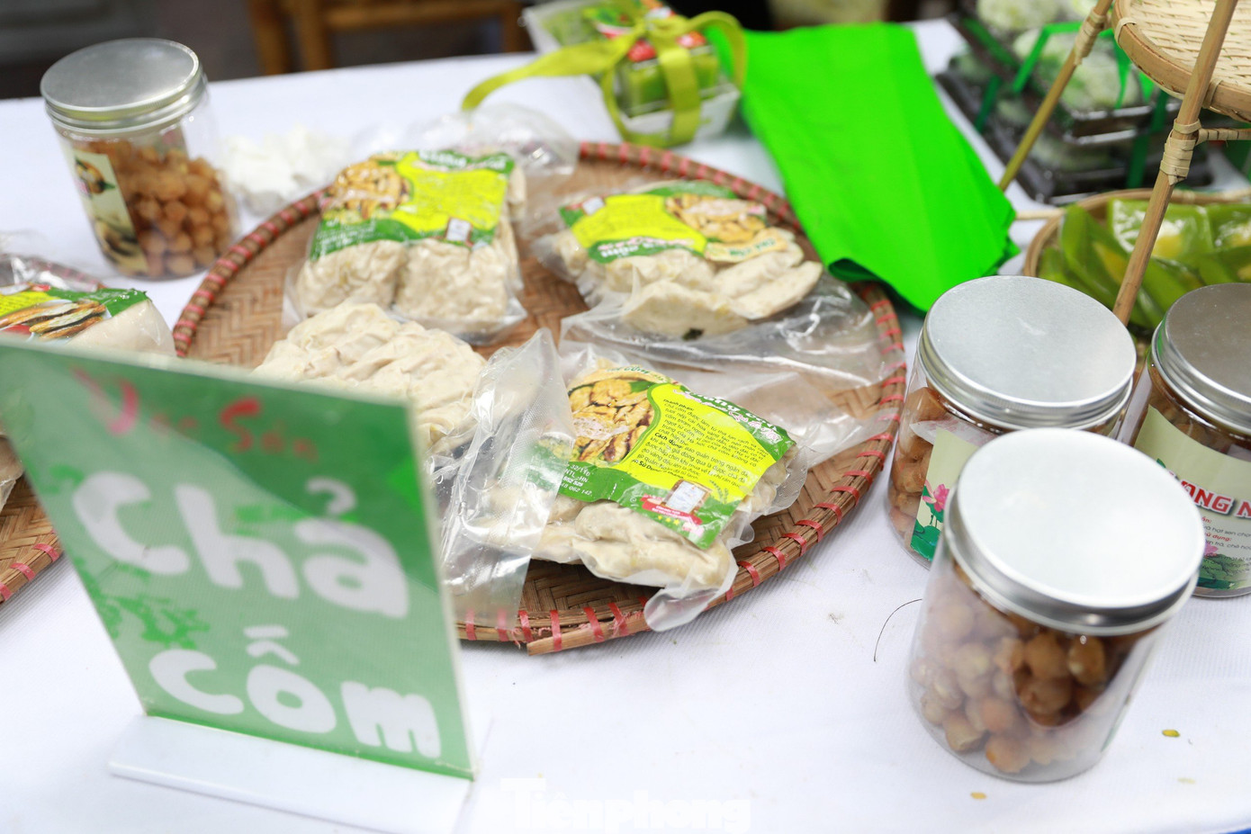 Các sản phẩm từ cốm hút khách mua.