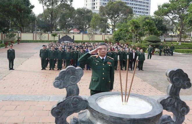 Các đại biểu dâng hương tại Đài Tưởng niệm Liệt sỹ Mặt trận Tây Nguyên-Quân đoàn 3. (Ảnh: TTXVN)