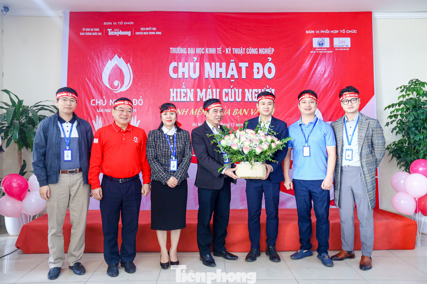Báo Tiền Phong, Viện Huyết học & Truyền máu Trung ương, Trường ĐH Kinh tế - Kỹ thuật Công nghiệp tặng hoa cho Đoàn Thanh niên, Hội Sinh viên nhà trường.